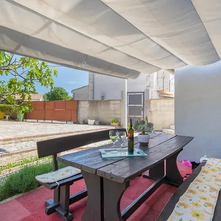 Stunning In With Kitchen Apartment *