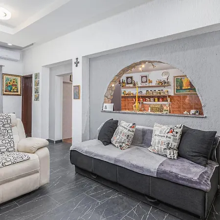 Stunning In With Kitchen Apartment *