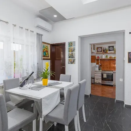 Apartment Stunning In With Kitchen Vodnjan